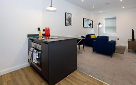 Contemporary 1 Bed Apartment Central Bolton