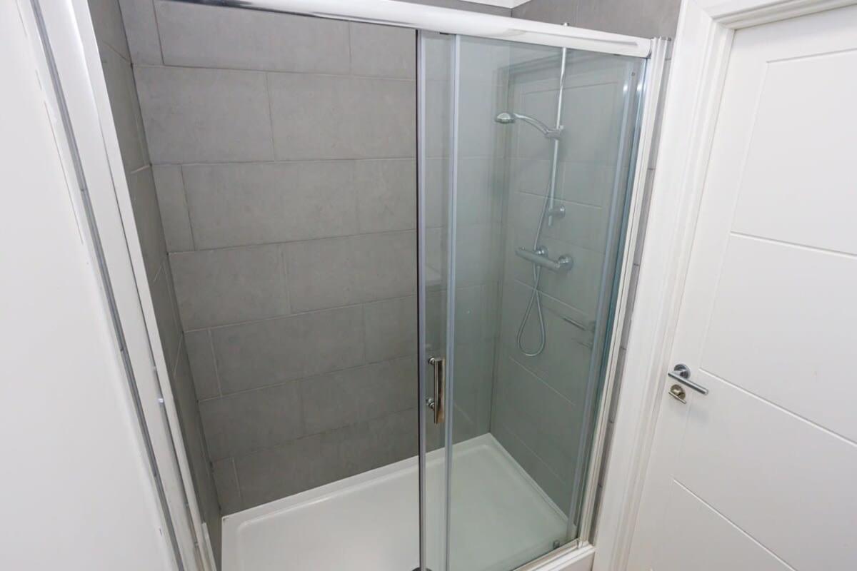 Contemporary 1 Bed Apartment Central Bolton Exterior photo